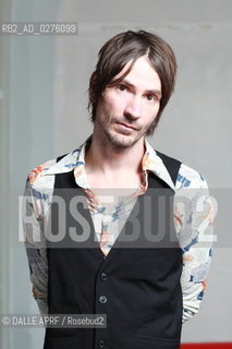 WALKING PAPERS.3/2013. ©DALLE APRF/Rosebud2