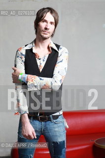 WALKING PAPERS.3/2013. ©DALLE APRF/Rosebud2