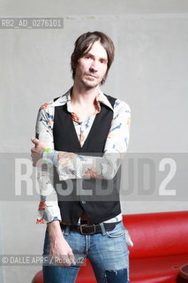 WALKING PAPERS.3/2013. ©DALLE APRF/Rosebud2