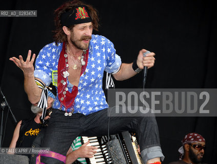 GOGOL BORDELLO- EUGENE HUTZ.@ READING ROCK FESTIVAL 2007 24/8/2007..PHOTOGRAPH BY:  ANGELA LUBRANO-Livepix/ DALLE ©DALLE APRF/Rosebud2