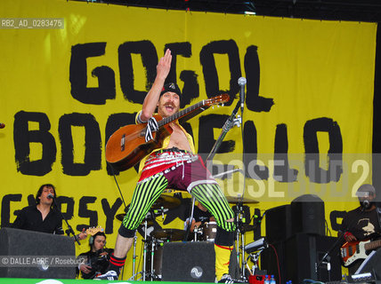 GOGOL BORDELLO-EUGENE HUTZ.GLASTONBURY 2007.PHOTOGRAPH BY:  ANGELA LUBRANO-Livepix/ DALLE ©DALLE APRF/Rosebud2