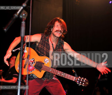 GOGOL BORDELLO.-LEAD SINGER EUGENE..@ MANCHESTER ACADEMY U.K. - 8/5/2010..Photograph by: STEVE GILLETT  / LIVEPIX- DALLE ©DALLE APRF/Rosebud2