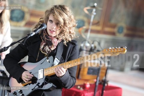 Topurnage clip  Anna CALVI  video.Empty Space.Blogotheque chateau de Fontainebleau-France.12/2013. ©DALLE APRF/Rosebud2