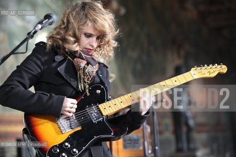 Topurnage clip  Anna CALVI  video.Empty Space.Blogotheque chateau de Fontainebleau-France.12/2013. ©DALLE APRF/Rosebud2