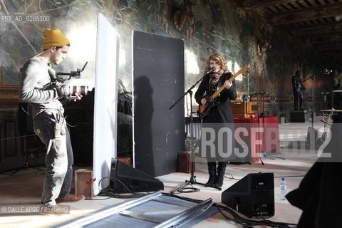 Topurnage clip  Anna CALVI  video.Empty Space.Blogotheque chateau de Fontainebleau-France.12/2013. ©DALLE APRF/Rosebud2