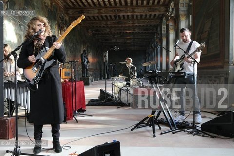 Topurnage clip  Anna CALVI  video.Empty Space.Blogotheque chateau de Fontainebleau-France.12/2013. ©DALLE APRF/Rosebud2