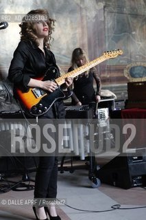 Topurnage clip  Anna CALVI  video.Empty Space.Blogotheque chateau de Fontainebleau-France.12/2013. ©DALLE APRF/Rosebud2