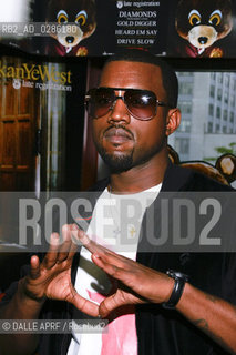 20050901 Chicago: The line was a few blocks long for GRAMMY WINNER KANYE WESTfor the Chicago.Native to sign copies of Late Registration at hometown Borders..Michigan Avenue store in Chicago. ©DALLE APRF/Rosebud2