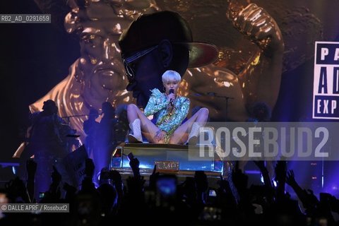 MILEY CYRUS.london  5/2014.IVANEK / DALLE ©DALLE APRF/Rosebud2