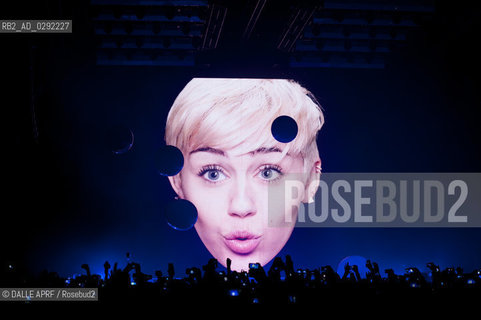 GILLES SOEN-WER / DALLE.France, Lyon.24/05/2014.La chanteurse americaine Miley Cyrus en concert a la Halle Tony Granier de Lyon lors du Bangerz Tour.Miley Cyrus in concert in Lyon ( France ) ©DALLE APRF/Rosebud2