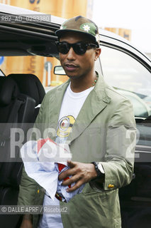 Pharrell Williams bei der Ankunft auf dem Airport Berlin Tegel zur Mercedes-Benz Fashion Week Berlin Fruehjahr/Sommer 2014. Berlin, 01.07.2013. ©DALLE APRF/Rosebud2