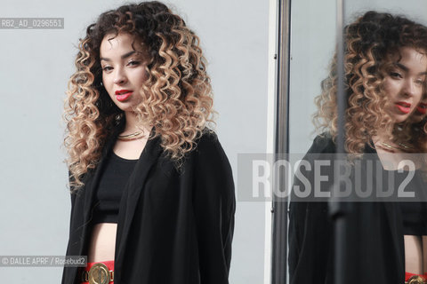 Ella EYRE.PAris 12/2014. ©DALLE APRF/Rosebud2