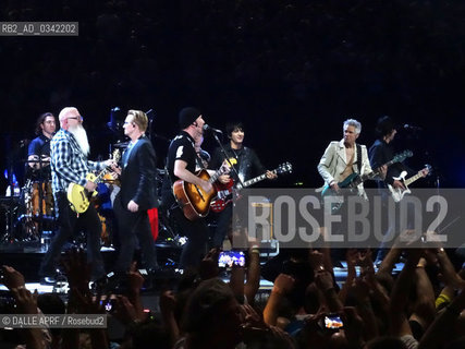 U2 + Eagles of death Metal @ Paris Bercy 07 Dec 2015. ©DALLE APRF/Rosebud2