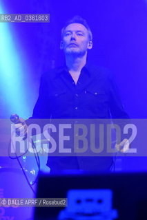 LA ROUTE DU ROCK..SAMEDI 19 AOUT....JESUS AND MARY CHAIN....JIM ET WILLIAM REID....PHOTO PATRICK AUFFRET_DALLE... Jim Reid CHANTEUR ©DALLE APRF/Rosebud2