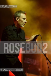 LA ROUTE DU ROCK..SAMEDI 19 AOUT....JESUS AND MARY CHAIN....JIM ET WILLIAM REID....PHOTO PATRICK AUFFRET_DALLE... Jim Reid CHANTEUR ©DALLE APRF/Rosebud2