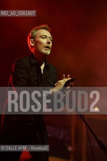 LA ROUTE DU ROCK..SAMEDI 19 AOUT....JESUS AND MARY CHAIN....JIM ET WILLIAM REID....PHOTO PATRICK AUFFRET_DALLE... Jim Reid CHANTEUR ©DALLE APRF/Rosebud2