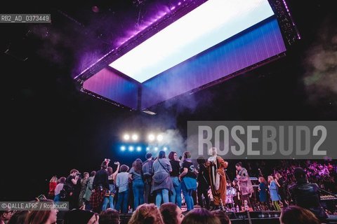 Thirty Seconds to Mars - AccorHotels Arena.with fans on stage. ©DALLE APRF/Rosebud2