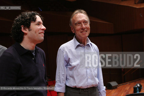 Roma, Auditorium Parco della Musica 14 09 2006.Orquesta Sinfonica Juvenil de Venezuela Simon Bolivar, direttore Gustavo Dudamel in prova..nella foto: Gustavo Dudamel con Claudio Abbado.  ©Riccardo Musacchio & Flavio Ianniello/Rosebud2