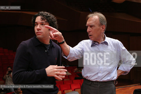 Roma, Auditorium Parco della Musica 14 09 2006.Orquesta Sinfonica Juvenil de Venezuela Simon Bolivar, direttore Gustavo Dudamel in prova..nella foto: Gustavo Dudamel con Claudio Abbado.  ©Riccardo Musacchio & Flavio Ianniello/Rosebud2