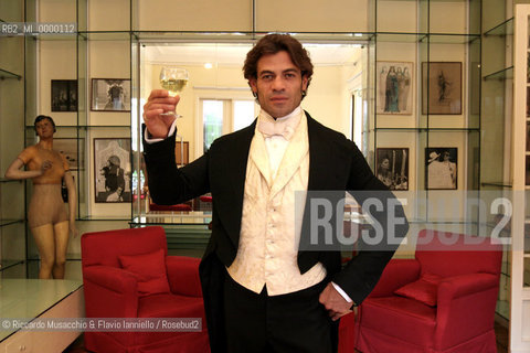 Rome,  Oct 05 2006: italian dancer Gianni Sperti wears the Traviata scene Costum that  he will dress during the Moda Night of the Rome Cinema Festival..  ©Riccardo Musacchio & Flavio Ianniello/Rosebud2