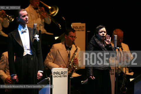 Roma, Auditorium Parco della Musica 13 12 2006.Concerto della Palast Orchester ed il suo cantante Max Raabe. nella foto: Antonella Ruggiero.  ©Riccardo Musacchio & Flavio Ianniello/Rosebud2