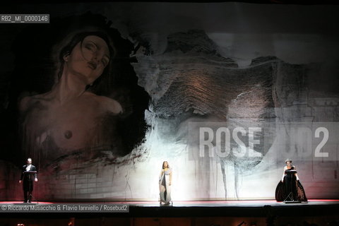 Roma, Teatro dellOpera 14 01 2007.Prova Generale di Salome musikdrama in un atto.dal libretto di Hedwig Lachmann, musica di Richard Strauss, maestro concertatore e direttore Gunter Neuhold, regia di Giorgio Albertazzi, scene di Lorenzo Fonda e costumi di Elena Mannini..nella foto: Sergio Romano,  Maruska Albertazzi (Salome) e Anita Bartolucci (Erodiade) nel prologo di Oscar Wilde.  ©Riccardo Musacchio & Flavio Ianniello/Rosebud2