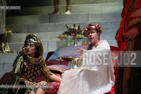 Roma, Teatro dellOpera 14 01 2007.Prova Generale di Salome musikdrama in un atto.dal libretto di Hedwig Lachmann, musica di Richard Strauss, maestro concertatore e direttore Gunter Neuhold, regia di Giorgio Albertazzi, scene di Lorenzo Fonda e costumi di Elena Mannini..nella foto: Reiner Goldberg (Erode) e Monica Minarelli (Paggio di Erodiade).  ©Riccardo Musacchio & Flavio Ianniello/Rosebud2