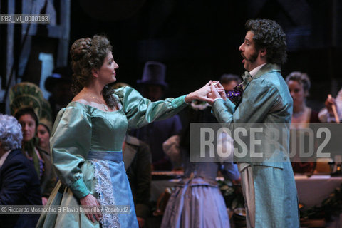 Roma, Teatro dell Opera 20 11 2005.La Sonnambula. Musica di Vincenzo Bellini.Regia Pier Francesco Maestrini.Direttore dêorchestra Bruno Campanella.Scene e costumi Alfredo Troisi.Nella foto: Cinzia Forte (Amina) e Dmitri Korchak (Elvino).Ph Riccardo Musacchio  ©Riccardo Musacchio & Flavio Ianniello/Rosebud2