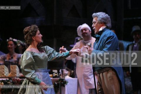 Roma, Teatro dell Opera 20 11 2005.La Sonnambula. Musica di Vincenzo Bellini.Regia Pier Francesco Maestrini.Direttore dêorchestra Bruno Campanella.Scene e costumi Alfredo Troisi.Nella foto: Vincenzo Capuano (Rodolfo) e Cinzia Forte (Amina).Ph Riccardo Musacchio  ©Riccardo Musacchio & Flavio Ianniello/Rosebud2