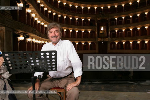 Roma, Teatro dell Opera 13 09 2005 prove di scena de LE NOZZE DI FIGARO  di Wolfgang Amadeus Mozart.ORCHESTRA E CORO DEL TEATRO DELLOPERA.Maestro concertatore e Direttore: Gianluigi Gelmetti.Regia di Gigi Proietti.Scene e costumi di Quirino Conti.Nella foto: Gigi Proietti.Ph Riccardo Musacchio..Italy Rome  Opera Theatre 13 09 2005.NOZZE DI FIGARO  Wolfgang Amadeus Mozart.Director Gigi Proietti.Conductor Gianluigi Gelmetti.In the picture: Gigi Proietti.Ph Riccardo Musacchio  ©Riccardo Musacchio & Flavio Ianniello/Rosebud2