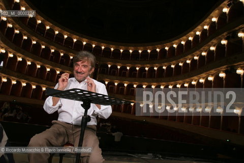 Roma, Teatro dell Opera 13 09 2005 prove di scena de LE NOZZE DI FIGARO  di Wolfgang Amadeus Mozart.ORCHESTRA E CORO DEL TEATRO DELLOPERA.Maestro concertatore e Direttore: Gianluigi Gelmetti.Regia di Gigi Proietti.Scene e costumi di Quirino Conti.Nella foto: Gigi Proietti.Ph Riccardo Musacchio..Italy Rome  Opera Theatre 13 09 2005.NOZZE DI FIGARO  Wolfgang Amadeus Mozart.Director Gigi Proietti.Conductor Gianluigi Gelmetti.In the picture: Gigi Proietti.Ph Riccardo Musacchio  ©Riccardo Musacchio & Flavio Ianniello/Rosebud2