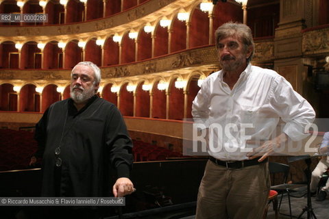 Roma, Teatro dell Opera 13 09 2005 prove di scena de LE NOZZE DI FIGARO  di Wolfgang Amadeus Mozart.ORCHESTRA E CORO DEL TEATRO DELLOPERA.Maestro concertatore e Direttore: Gianluigi Gelmetti.Regia di Gigi Proietti.Scene e costumi di Quirino Conti.Nella foto: Gigi Proietti e Gianluigi Gelmetti.Ph Riccardo Musacchio..Italy Rome  Opera Theatre 13 09 2005.NOZZE DI FIGARO  Wolfgang Amadeus Mozart.Director Gigi Proietti.Conductor Gianluigi Gelmetti.In the picture: Gigi Proietti & Gianluigi Gelmetti.Ph Riccardo Musacchio  ©Riccardo Musacchio & Flavio Ianniello/Rosebud2