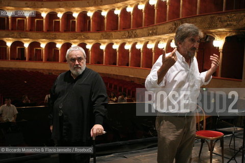 Roma, Teatro dell Opera 13 09 2005 prove di scena de LE NOZZE DI FIGARO  di Wolfgang Amadeus Mozart.ORCHESTRA E CORO DEL TEATRO DELLOPERA.Maestro concertatore e Direttore: Gianluigi Gelmetti.Regia di Gigi Proietti.Scene e costumi di Quirino Conti.Nella foto: Gigi Proietti e Gianluigi Gelmetti.Ph Riccardo Musacchio..Italy Rome  Opera Theatre 13 09 2005.NOZZE DI FIGARO  Wolfgang Amadeus Mozart.Director Gigi Proietti.Conductor Gianluigi Gelmetti.In the picture: Gigi Proietti & Gianluigi Gelmetti.Ph Riccardo Musacchio  ©Riccardo Musacchio & Flavio Ianniello/Rosebud2