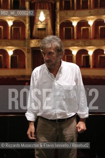 Roma, Teatro dell Opera 13 09 2005 prove di scena de LE NOZZE DI FIGARO  di Wolfgang Amadeus Mozart.ORCHESTRA E CORO DEL TEATRO DELLOPERA.Maestro concertatore e Direttore: Gianluigi Gelmetti.Regia di Gigi Proietti.Scene e costumi di Quirino Conti.Nella foto: Gigi Proietti.Ph Riccardo Musacchio..Italy Rome  Opera Theatre 13 09 2005.NOZZE DI FIGARO  Wolfgang Amadeus Mozart.Director Gigi Proietti.Conductor Gianluigi Gelmetti.In the picture: Gigi Proietti.Ph Riccardo Musacchio  ©Riccardo Musacchio & Flavio Ianniello/Rosebud2