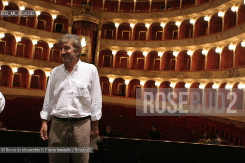 Roma, Teatro dell Opera 13 09 2005 prove di scena de LE NOZZE DI FIGARO  di Wolfgang Amadeus Mozart.ORCHESTRA E CORO DEL TEATRO DELLOPERA.Maestro concertatore e Direttore: Gianluigi Gelmetti.Regia di Gigi Proietti.Scene e costumi di Quirino Conti.Nella foto: Gigi Proietti.Ph Riccardo Musacchio..Italy Rome  Opera Theatre 13 09 2005.NOZZE DI FIGARO  Wolfgang Amadeus Mozart.Director Gigi Proietti.Conductor Gianluigi Gelmetti.In the picture: Gigi Proietti.Ph Riccardo Musacchio  ©Riccardo Musacchio & Flavio Ianniello/Rosebud2