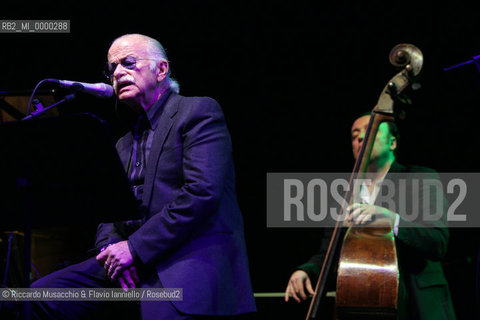 Rome, Auditorium Jan 30 2008.Un incontro in Jazz .Gino Paoli voice (picture).Flavio Boltro bugle.Danilo Rea piano.Rosario Bonaccorso contrabbasso (picture).Roberto Gatto drums.  ©Riccardo Musacchio & Flavio Ianniello/Rosebud2