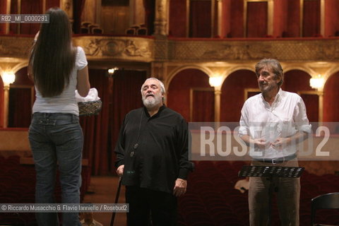 Roma, Teatro dell Opera 13 09 2005 prove di scena de LE NOZZE DI FIGARO  di Wolfgang Amadeus Mozart.ORCHESTRA E CORO DEL TEATRO DELLOPERA.Maestro concertatore e Direttore: Gianluigi Gelmetti.Regia di Gigi Proietti.Scene e costumi di Quirino Conti.Nella foto: Gigi Proietti, Gianluigi Gelmetti e Anna Malavasi (Barbarina).Ph Riccardo Musacchio..Italy Rome  Opera Theatre 13 09 2005.NOZZE DI FIGARO  Wolfgang Amadeus Mozart.Director Gigi Proietti.Conductor Gianluigi Gelmetti.In the picture: Gigi Proietti, Gianluigi Gelmetti & Anna Malavasi (Barbarina).Ph Riccardo Musacchio  ©Riccardo Musacchio & Flavio Ianniello/Rosebud2