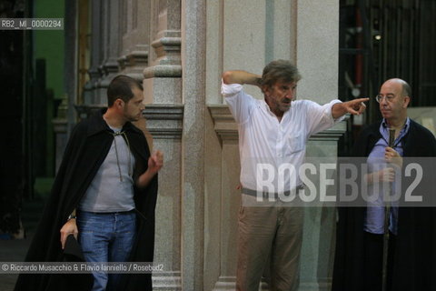 Roma, Teatro dell Opera 13 09 2005 prove di scena de LE NOZZE DI FIGARO  di Wolfgang Amadeus Mozart.ORCHESTRA E CORO DEL TEATRO DELLOPERA.Maestro concertatore e Direttore: Gianluigi Gelmetti.Regia di Gigi Proietti.Scene e costumi di Quirino Conti.Nella foto: Gigi Proietti, Alex Esposito (Figaro) e Mario Bolognesi (Don Basilio).Ph Riccardo Musacchio..Italy Rome  Opera Theatre 13 09 2005.NOZZE DI FIGARO  Wolfgang Amadeus Mozart.Director Gigi Proietti.Conductor Gianluigi Gelmetti.In the picture: Gigi Proietti, Alex Esposito (Figaro) & Mario Bolognesi (Don Basilio).Ph Riccardo Musacchio  ©Riccardo Musacchio & Flavio Ianniello/Rosebud2