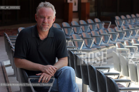 Roma, Auditorium Parco della Musica 04 / 07 / 2005.In prima esecuzione mondiale per gli spettatori della cavea, John Debney propone la sua The Passion Symphony la suite sinfonica nata dalla colonna sonora del film di Mel Gibson..Nella foto: John Debney in posa allinterno della Cavea dell Auditorium.Ph Riccardo Musacchio  ©Riccardo Musacchio & Flavio Ianniello/Rosebud2