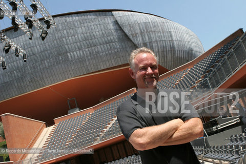 Roma, Auditorium Parco della Musica 04 / 07 / 2005.In prima esecuzione mondiale per gli spettatori della cavea, John Debney propone la sua The Passion Symphony la suite sinfonica nata dalla colonna sonora del film di Mel Gibson..Nella foto: John Debney in posa allinterno della Cavea dell Auditorium.Ph Riccardo Musacchio  ©Riccardo Musacchio & Flavio Ianniello/Rosebud2