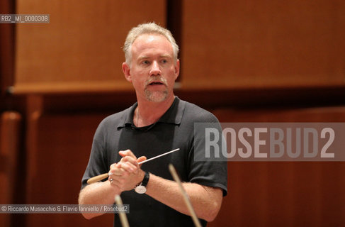 Roma, Auditorium Parco della Musica 04 / 07 / 2005.In prima esecuzione mondiale per gli spettatori della cavea, John Debney propone la sua The Passion Symphony la suite sinfonica nata dalla colonna sonora del film di Mel Gibson..Nella foto: John Debney durante le prove.Ph Riccardo Musacchio  ©Riccardo Musacchio & Flavio Ianniello/Rosebud2