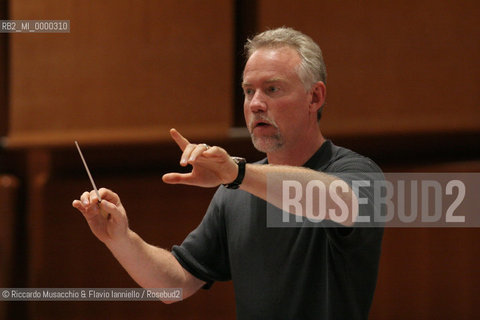 Roma, Auditorium Parco della Musica 04 / 07 / 2005.In prima esecuzione mondiale per gli spettatori della cavea, John Debney propone la sua The Passion Symphony la suite sinfonica nata dalla colonna sonora del film di Mel Gibson..Nella foto: John Debney durante le prove.Ph Riccardo Musacchio  ©Riccardo Musacchio & Flavio Ianniello/Rosebud2