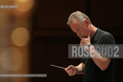 Roma, Auditorium Parco della Musica 04 / 07 / 2005.In prima esecuzione mondiale per gli spettatori della cavea, John Debney propone la sua The Passion Symphony la suite sinfonica nata dalla colonna sonora del film di Mel Gibson..Nella foto: John Debney durante le prove.Ph Riccardo Musacchio  ©Riccardo Musacchio & Flavio Ianniello/Rosebud2