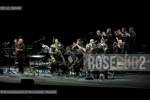 Roma, Auditorium Parco della Musica 07 09 2008.PMJO Giammarco, Damiani - Giovanni Allevi .Una striscia di terra feconda..PMJO Parco della Musica Jazz Orchestra .Paolo Damiani violoncello, direzione.Maurizio Giammarco sassofoni, direzione.Mederic Collignon tromba, voce..  ©Riccardo Musacchio & Flavio Ianniello/Rosebud2