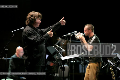 Roma, Auditorium Parco della Musica 07 09 2008.PMJO Giammarco, Damiani - Giovanni Allevi .Una striscia di terra feconda..PMJO Parco della Musica Jazz Orchestra .Paolo Damiani violoncello, direzione.Maurizio Giammarco sassofoni, direzione.Mederic Collignon tromba, voce..  ©Riccardo Musacchio & Flavio Ianniello/Rosebud2