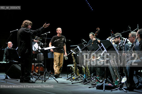 Roma, Auditorium Parco della Musica 07 09 2008.PMJO Giammarco, Damiani - Giovanni Allevi .Una striscia di terra feconda..PMJO Parco della Musica Jazz Orchestra .Paolo Damiani violoncello, direzione.Maurizio Giammarco sassofoni, direzione.Mederic Collignon tromba, voce..  ©Riccardo Musacchio & Flavio Ianniello/Rosebud2