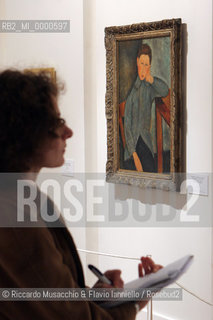 Roma, Complesso del Vittoriano 23 02 2006.Anteprima della mostra MODIGLIANI.nella foto: Ragazzo con giacca azzurra, appoggiato a un tavolo 1917-1918.Ph Riccardo Musacchio & Flavio Ianniello  ©Riccardo Musacchio & Flavio Ianniello/Rosebud2