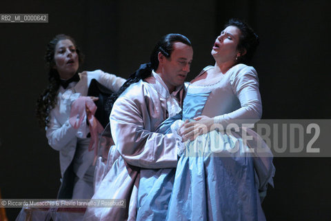 Roma, Teatro dell Opera 18 09 2005  LE NOZZE DI FIGARO  di Wolfgang Amadeus Mozart.ORCHESTRA E CORO DEL TEATRO DELLOPERA.Maestro concertatore e Direttore: Gianluigi Gelmetti.Regia di Gigi Proietti.Scene e costumi di Quirino Conti.Nella foto: Laura Polverelli (Cherubino), Laura Cherici (Susanna) e Polo Coni (Conte D Almaviva) II cast.Ph Riccardo Musacchio  ©Riccardo Musacchio & Flavio Ianniello/Rosebud2