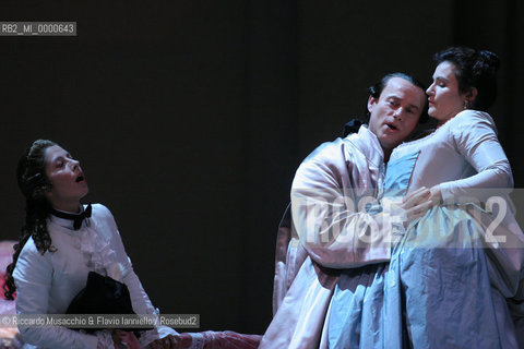 Roma, Teatro dell Opera 18 09 2005  LE NOZZE DI FIGARO  di Wolfgang Amadeus Mozart.ORCHESTRA E CORO DEL TEATRO DELLOPERA.Maestro concertatore e Direttore: Gianluigi Gelmetti.Regia di Gigi Proietti.Scene e costumi di Quirino Conti.Nella foto: Laura Polverelli (Cherubino), Laura Cherici (Susanna) e Polo Coni (Conte D Almaviva) II cast.Ph Riccardo Musacchio  ©Riccardo Musacchio & Flavio Ianniello/Rosebud2