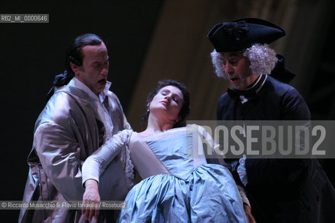 Roma, Teatro dell Opera 18 09 2005  LE NOZZE DI FIGARO  di Wolfgang Amadeus Mozart.ORCHESTRA E CORO DEL TEATRO DELLOPERA.Maestro concertatore e Direttore: Gianluigi Gelmetti.Regia di Gigi Proietti.Scene e costumi di Quirino Conti.Nella foto: Laura Cherici (Susanna) , Polo Coni (Conte D Almaviva) -II cast- e Mario Bolognesi (Don Basilio) ..Ph Riccardo Musacchio  ©Riccardo Musacchio & Flavio Ianniello/Rosebud2